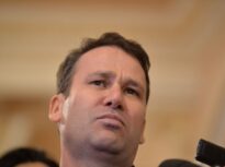 Exclusiv Negoiță mai mult decât a dublat fondul de salarii de la primărie. Câți angajați iau sporuri și de ce