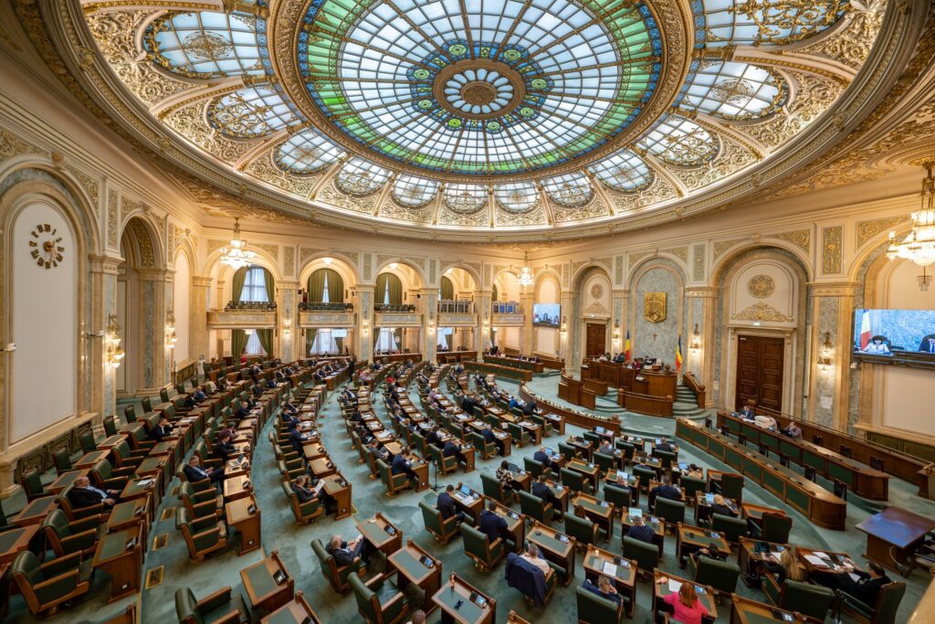 Revoltă în Senat pe noua lege a salarizării: Funcționarii spun că proiectul încalcă principiile echității