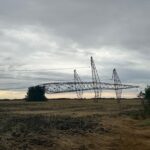 Furtuna a rupt stâlpi de pe două linii electrice de înaltă tensiune (Foto)