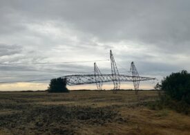 Furtuna a rupt stâlpi de pe două linii electrice de înaltă tensiune (Foto)
