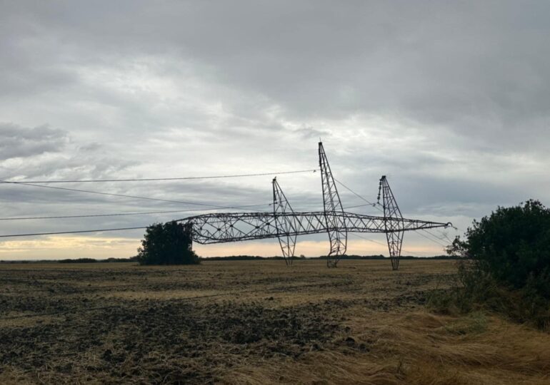 Furtuna a rupt stâlpi de pe două linii electrice de înaltă tensiune (Foto)