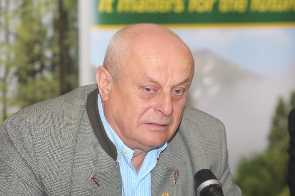 Directorul silvic reangajat după pensionare, obligat de instanță să dea înapoi bonusul de 280.000 de lei