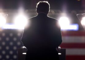 Casa Albă duce cultul personalității la alt nivel: Donald Trump, în rolul lui Superman (Foto)