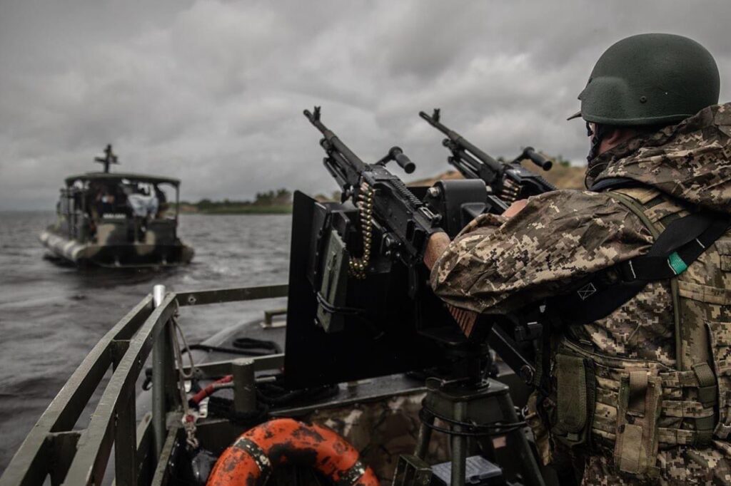 Ziua 1359 Atac ucrainean asupra unei baze de drone din Crimeea (Video). Rușii avansează în două regiuni. Zelenski: Decizia de retragere din Pokrovsk e la comandanți. Nimeni nu trebuie să moară pentru niște ruine