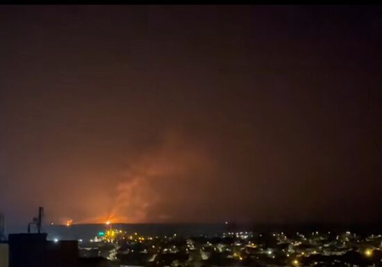 "Doamne, ce bubuie! Zici că e lângă mine!" Rușii au atacat aproape de România. Dronele și incendiile, filmate de la Tulcea (Video)