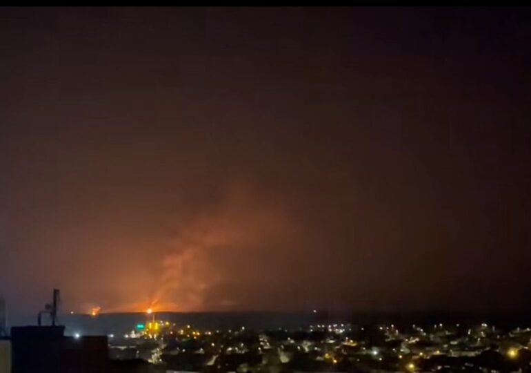 "Doamne, ce bubuie! Zici că e lângă mine!" Rușii au atacat aproape de România. Dronele și incendiile, filmate de la Tulcea (Video)