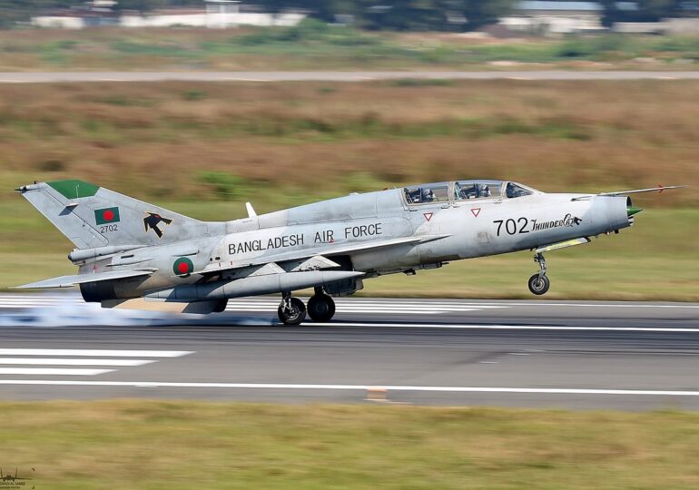 Un avion militar s-a prăbușit pe o școală din Dhaka. Cel puțin 19 morți și peste 160 de răniți (Foto&Video)
