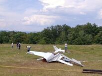 Un avion s-a prăbușit la Orăștie, după ce s-ar fi agățat de o tiroliană. Pilotul a murit (Foto)
