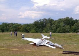 Un avion s-a prăbușit la Orăștie, după ce s-ar fi agățat de o tiroliană. Pilotul a murit (Foto)