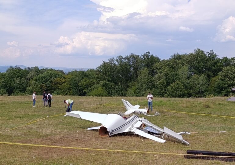 Un avion de mici dimensiuni s-a prăbușit la Orăștie. Pilotul a murit (Foto)