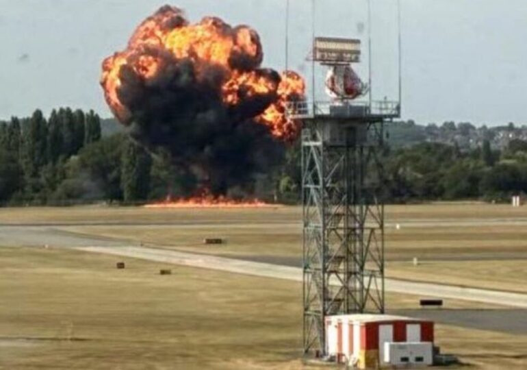 Un avion de mici dimensiuni s-a prăbușit pe un aeroport de lângă Londra (Video)