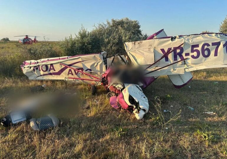 Accident în zona Gura Portiței: Un avion de mici dimensiuni s-a prăbușit, cele două persoane aflate la bord au murit