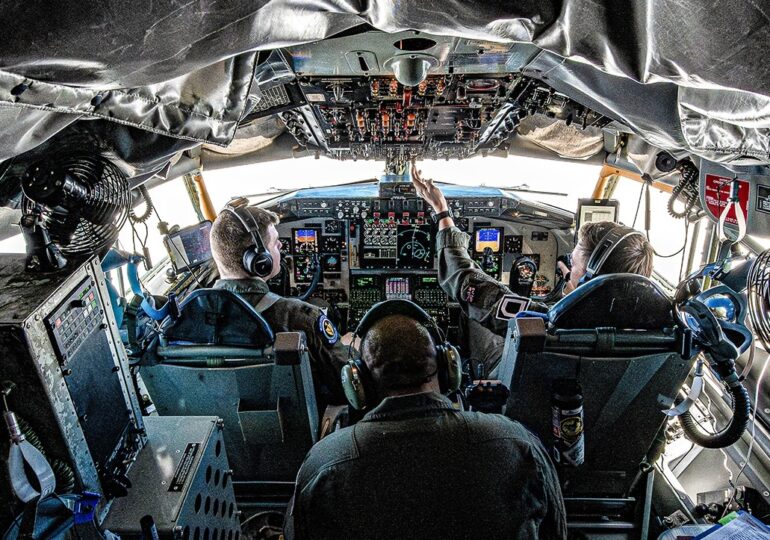 Cum s-a schimbat războiul aerian din Ucraina, văzut dintr-un avion NATO de supraveghere