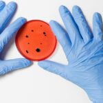 Antibioticele nu ne mai salvează: Superbacteriile pun în pericol milioane de vieți și ne vor costa trilioane de dolari