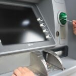 Bancomatele la sate sunt din ce în ce mai puține, așa că oamenii își țin banii cash. Și cei cu carduri au renunțat