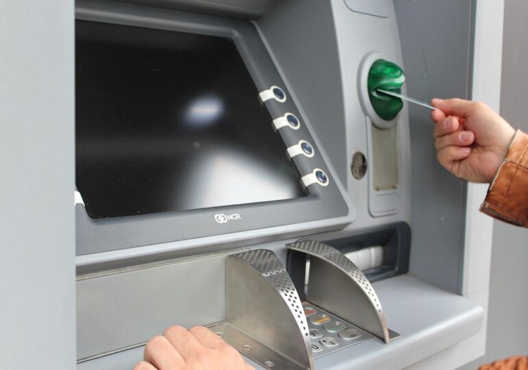 Bancomatele la sate sunt din ce în ce mai puține, așa că oamenii își țin banii cash. Și cei cu carduri au renunțat