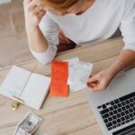 Jumătate dintre români cred că statul le pune bețe-n roate și îl consideră vinovat pentru situația lor