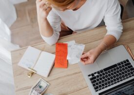 Jumătate dintre români cred că statul le pune bețe-n roate și îl consideră vinovat pentru situația lor