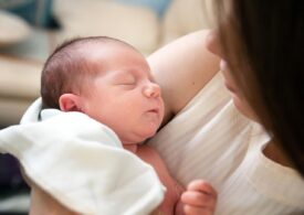 Premieră: Opt bebeluși s-au născut în urma fertilizării in vitro cu ADN de la trei persoane