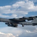 Pilotul unui avion comercial a evitat la limită ciocnirea cu un bombardier B-52. A fost nevoit să facă o manevră agresivă