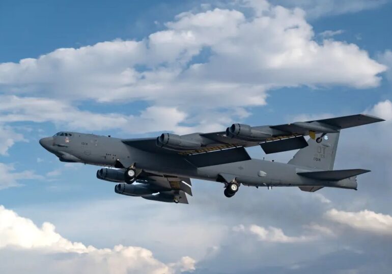 Pilotul unui avion comercial a evitat la limită ciocnirea cu un bombardier B-52. A fost nevoit să facă o manevră agresivă