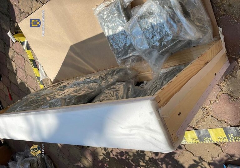 53 de kilograme de canabis ascunse în canapele, trimise din Spania în România