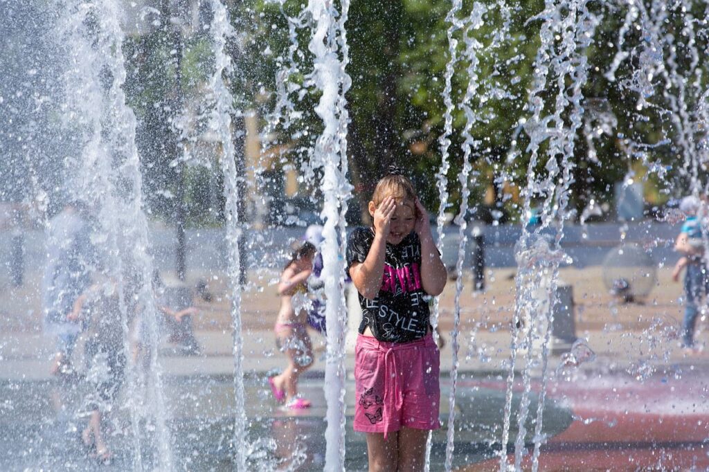 Trei alerte meteo de caniculă pentru weekend. Unde vom avea 36 de grade la umbră