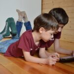 Cât timp pot fi lăsați copiii în fața ecranelor fără să dezvolte probleme emoționale și de comportament – studiu