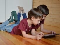 Timpul petrecut de copii în fața ecranului poate fi și benefic, dacă sunt urmate câteva sfaturi simple
