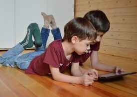 Cât timp pot fi lăsați copiii în fața ecranelor fără să dezvolte probleme emoționale și de comportament - studiu