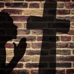 Copilă din Sibiu, supusă unui ritual sinistru de exorcizare chiar de mama sa. Fetița a fost preluată de Protecția Copilului