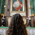 85% dintre români se declară religioși. Votanții PSD și AUR, cel mai des la biserică