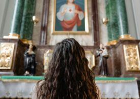85% dintre români se declară religioși. Votanții PSD și AUR, cel mai des la biserică