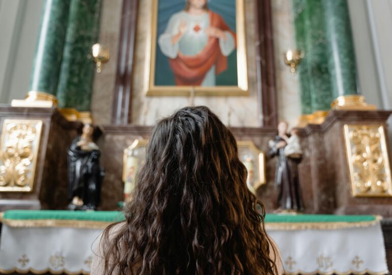 85% dintre români se declară religioși. Votanții PSD și AUR, cel mai des la biserică