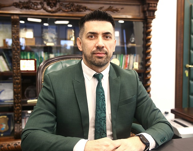 Directorul Romsilva se arată dispus să mai reducă din salariul de 5.000 de euro, dar spune că primele sunt meritate: „Sunt multe stresuri și la noi”