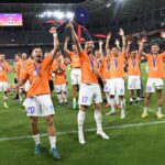 bucurie FCSB cu Supercupa la galerie