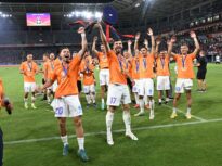 bucurie FCSB cu Supercupa la galerie