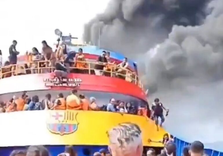 Un feribot cu sute de persoane la bord a luat foc pe mare. Oamenii au sărit îngroziți în apă. Trei au murit (Video)
