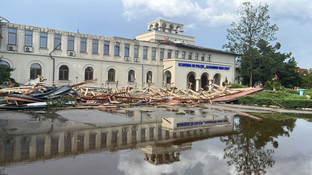 Furtuna a smuls acoperișul Academiei de Poliție. Imagini dezolante cu apa care curge prin tavane. Europol acuză „un sistem putred”, iar MAI promite evaluare de urgență (Foto&Video)