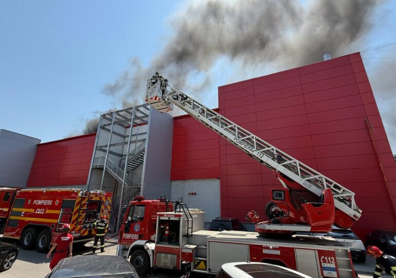 Incendiu puternic la AFI Cotroceni. Flăcări uriașe pe terasa mall-ului și fum la cinema. Salvare din lift (Video)