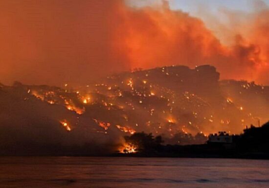 Incendiu puternic în Creta. 1.500 de persoane au fost evacuate, inclusiv români: Focul era deja la casa noastră (Foto & Video)