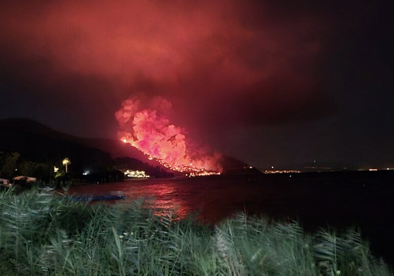 Incendiu puternic în Thassos, insula preferată a românilor. Intervenție aeriană în curs, drumuri blocate (Video)