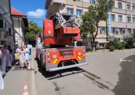 Incendiu la Maternitatea ”Cuza Vodă” din Iași. Mamele au fost scoase afară cu tot cu paturi, iar bebelușii cu incubatoare (Video)