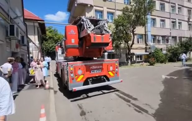 Incendiu la Maternitatea ”Cuza Vodă” din Iași. Mamele au fost scoase afară cu tot cu paturi (Video)