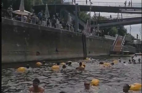 Francezii au făcut prima baie în Sena, după mai bine de un secol (Video)
