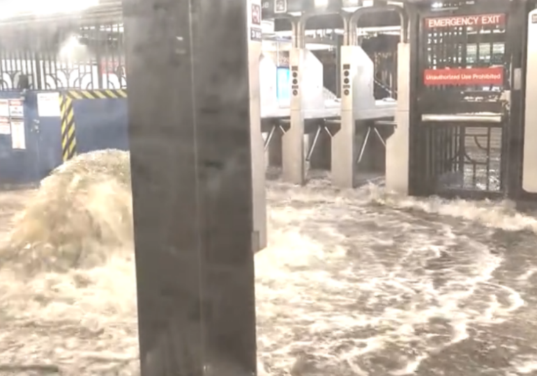 Inundații la New York: Apa a năvălit la metrou, stare de urgență în apropierea metropolei (Video)