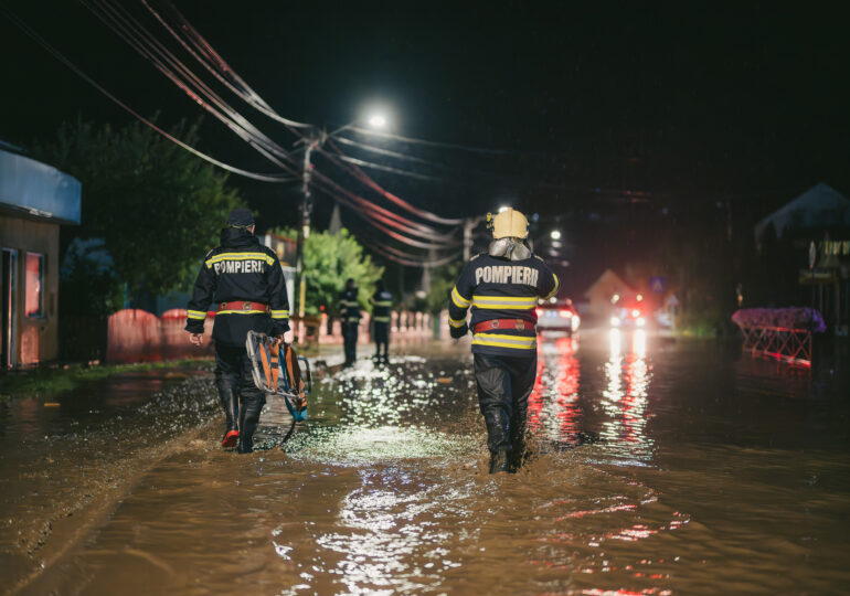 Inundații puternice în Suceava și Neamț: O persoană a murit, sute de oameni evacuați, poduri distruse. Un drum național este închis (Foto & Video)