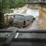 Furtuni violente în regiuni din Spania locuite de români: Oameni dispăruți, mașini luate de ape, avion cu botul spart (Foto & Video)