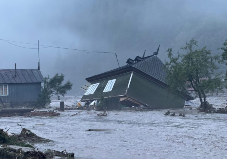 Inundații puternice în Suceava și Neamț: Trei oameni au murit, sute au fost evacuați, poduri distruse și case luate de ape. Un drum național este închis (Foto & Video)