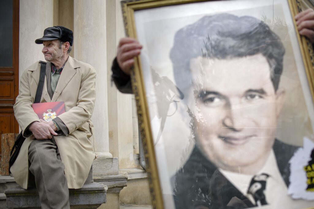 La 35 de ani de la Revoluție, jumătate dintre români cred că se trăia mai bine în comunism. Nicușor Dan știe de ce